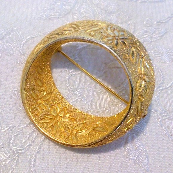 Gold Tone Flower Embossed Circle Brooch - Picture 2 of 4